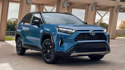 Toyota Hybrid "cháy hàng" toàn cầu: người mua phải chờ đến 9 tháng