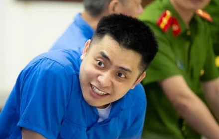 Nụ cười lạnh người của Bùi Đình Khánh trong phiên xét xử ngày 13/5...