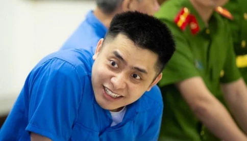 Nụ cười lạnh người của Bùi Đình Khánh trong phiên xét xử ngày 13/5...