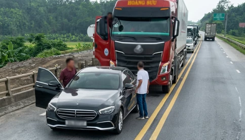 Đi xe sang mà ý thức để đâu?