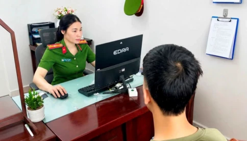 Nóng! Công an xử phạt thanh niên đăng ảnh phản cảm, bạo lực để "ra oai"