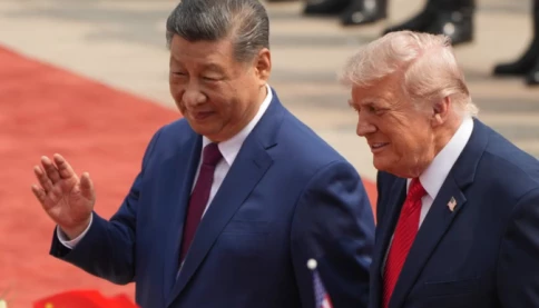 Hình ảnh thân mật giữa ông Trump và ông Tập trong lễ đón tại Bắc Kinh gây chú ý