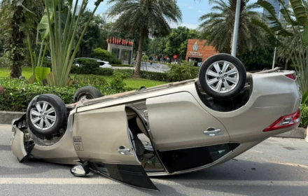 Ô tô con nổ lốp, lật ngửa trên phố Hà Nội