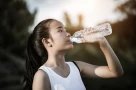 Nhiều người uống nước mùa nóng sai cách mà không biết, bác sĩ chỉ ra dấu hiệu nguy hiểm