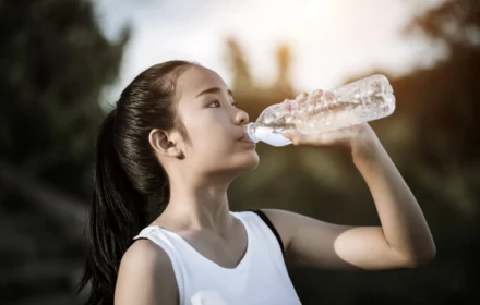 Nhiều người uống nước mùa nóng sai cách mà không biết, bác sĩ chỉ ra dấu hiệu nguy hiểm