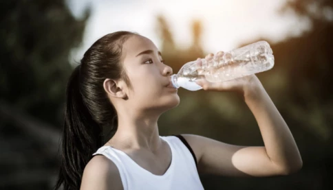 Nhiều người uống nước mùa nóng sai cách mà không biết, bác sĩ chỉ ra dấu hiệu nguy hiểm