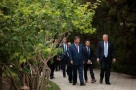 Hiếm hoi: Chủ tịch Tập Cận Bình đưa Tổng thống Donald Trump tham quan vườn Chung Nam Hải