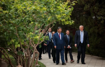 Hiếm hoi: Chủ tịch Tập Cận Bình đưa Tổng thống Donald Trump tham quan vườn Chung Nam Hải