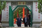 Ông Tập đưa ông Trump tham quan khu vườn bí mật giữa trung tâm quyền lực Trung Quốc, hứa tặng cả hạt giống hoa hồng
