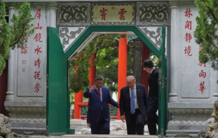 Ông Tập đưa ông Trump tham quan khu vườn bí mật giữa trung tâm quyền lực Trung Quốc, hứa tặng cả hạt giống hoa hồng