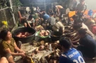 Hàng xóm tối lửa tắt đèn có nhau ‼  Hơn 100 người  làm thịt, "giải cứu" 500 con gà ngạt khí do hỏng hệ thống làm mát