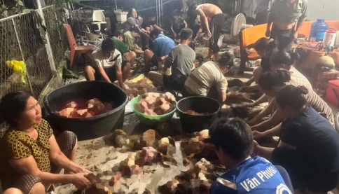 Hàng xóm tối lửa tắt đèn có nhau ‼  Hơn 100 người  làm thịt, "giải cứu" 500 con gà ngạt khí do hỏng hệ thống làm mát