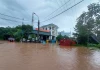 Mưa lớn gây ngập lụt, sạt lở tại Quảng Ninh, nước sông dâng cuồn cuộn tràn vào nhà dân