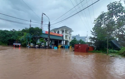 Mưa lớn gây ngập lụt, sạt lở tại Quảng Ninh, nước sông dâng cuồn cuộn tràn vào nhà dân