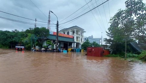 Mưa lớn gây ngập lụt, sạt lở tại Quảng Ninh, nước sông dâng cuồn cuộn tràn vào nhà dân