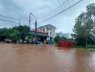 Mưa lớn gây ngập lụt, sạt lở tại Quảng Ninh, nước sông dâng cuồn cuộn tràn vào nhà dân
