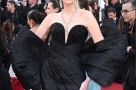 “Hoa hậu đẹp nhất thế giới” gây chú ý khi diện đầm của Lê Thanh Hòa tại Cannes