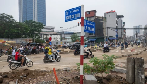 Người dân ngỡ ngàng "bật ngửa" ngày đầu phân luồng nút La Thành - Nguyễn Chí Thanh