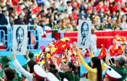 ÁNH SÁNG HỒ CHÍ MINH SOI ĐƯỜNG CHO CHÚNG TA ĐI
