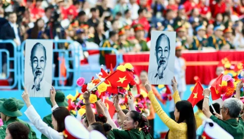 ÁNH SÁNG HỒ CHÍ MINH SOI ĐƯỜNG CHO CHÚNG TA ĐI
