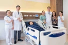Hai chị em Việt kiều chữa ở nước ngoài mãi không khỏi, về nước bất ngờ đi lại sau 24 giờ phẫu thuật