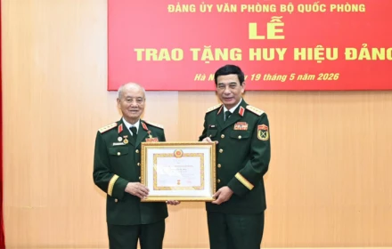 Đại tướng Phạm Văn Trà nhận Huy hiệu 70 năm tuổi Đảng