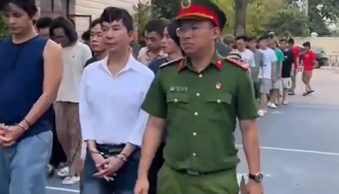 Clip ca sĩ Long Nhật bị bắt tạm giam