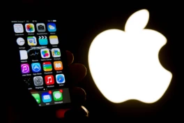 Tim Cook "khóc 1 dòng sông" - iPhone giá hơn 2.300 USD thì ai mua nữa hả ông Trump?
