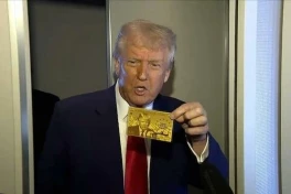 Ông Trump lần đầu khoe 'thẻ vàng' nhập cư Mỹ giá gần 130 tỷ đồng, in hình chính mình