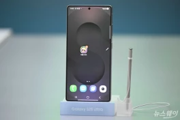Chỉ 1 chữ ký, ông Trump đã đẩy Samsung và Apple vào cuộc khủng hoảng mới