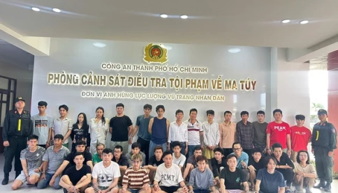 Ca sĩ Long Nhật bị bắt vì liên quan ma túy, khai mua 'hàng đá' giá 500.000 đồng