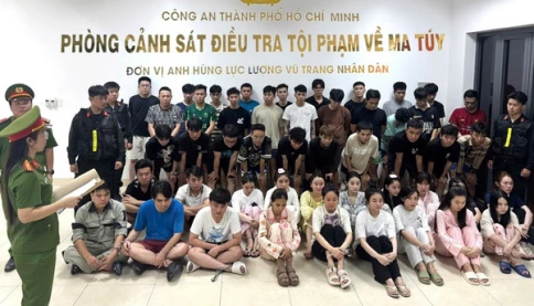 Nóng! Cảnh sát ập vào kiểm tra Bar Revo ở Vũng Tàu, 50 người bị bắt vì ma túy