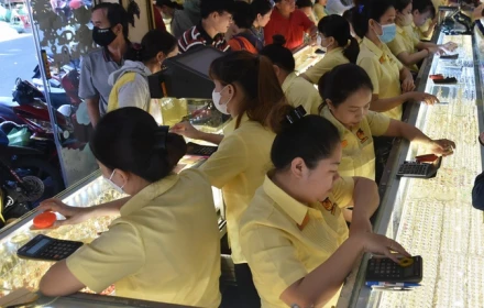 Vì sao giá vàng miếng hôm nay đảo chiều giảm cả nhà ơi, nên mua vào không?