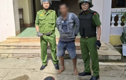 Phụ huynh cầm dao xông vào trường tìm giáo viên vì nghi “dìm” điểm 2 con