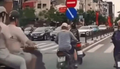 “Con gái con lứa” tạt đầu gây tai nạn hàng loạt ở phố Chùa Bộc, Hà Nội có chạy đằng trời!