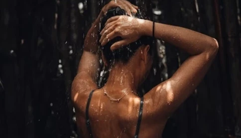 Vì sao không nên tắm nước lạnh ngay sau khi đi nắng về