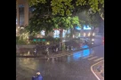 Hà Nội đã có cơn mưa giải nhiệt, bên ngoài gió mát trong nhà nóng hầm hập