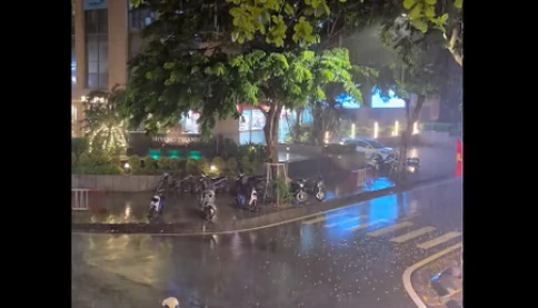 Hà Nội đã có cơn mưa giải nhiệt, bên ngoài gió mát trong nhà nóng hầm hập