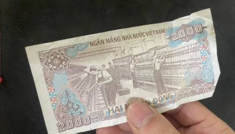 Chuyện thật như đùa: Người dân chờ nhiều giờ để nhận hơn 2.000 đồng tiền hỗ trợ bão lũ