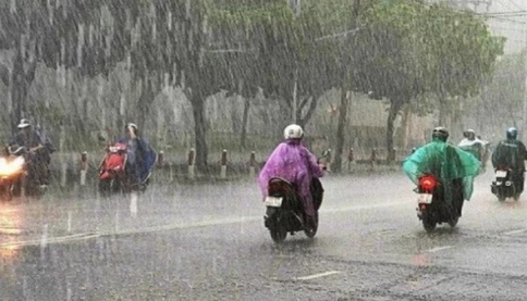 Miền Bắc chuẩn bị đón đợt mưa lớn mới, nguy cơ lốc sét gia tăng