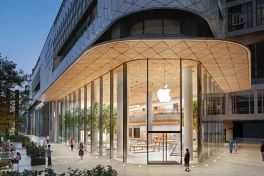 Khách hàng Apple đua nhau mua iPhone trước "giờ phán quyết" của Trump?