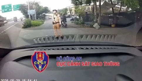 Làm rõ vụ thầy dạy lái xe tự nhận "quen biết", yêu cầu học viên đi tiếp khi bị CSGT dừng kiểm tra