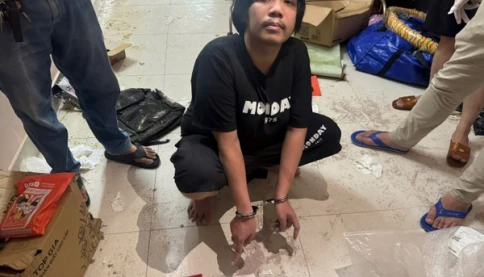 Cận cảnh nơi ở ngập rác của thanh niên nghiện ma túy, trộn "hàng" vào phân mèo để sử dụng