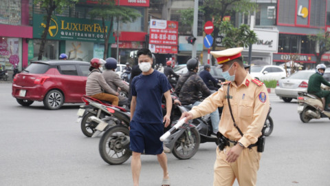 Người đi bộ bất ngờ khi bị cảnh sát giao thông Hà Nội xử phạt