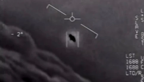 Vật thể hình người xuất hiện trong video UFO mới được giải mật, chuyên gia chú ý đến chi tiết khó lý giải