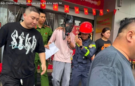 Nóng! Kịp thời đưa 4 người mắc kẹt thoát khỏi đám cháy tại siêu thị ở Hà Nội