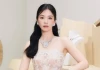 Ở tuổi 44, Song Hye-kyo trông trẻ trung hơn bao giờ hết với kiểu tóc buộc nửa đầu cùng váy ngắn ren cúp ngực