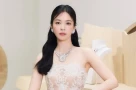 Ở tuổi 44, Song Hye-kyo trông trẻ trung hơn bao giờ hết với kiểu tóc buộc nửa đầu cùng váy ngắn ren cúp ngực
