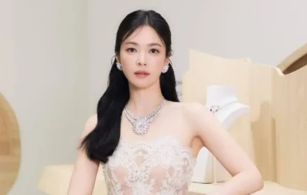 Ở tuổi 44, Song Hye-kyo trông trẻ trung hơn bao giờ hết với kiểu tóc buộc nửa đầu cùng váy ngắn ren cúp ngực