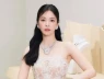 Ở tuổi 44, Song Hye-kyo trông trẻ trung hơn bao giờ hết với kiểu tóc buộc nửa đầu cùng váy ngắn ren cúp ngực